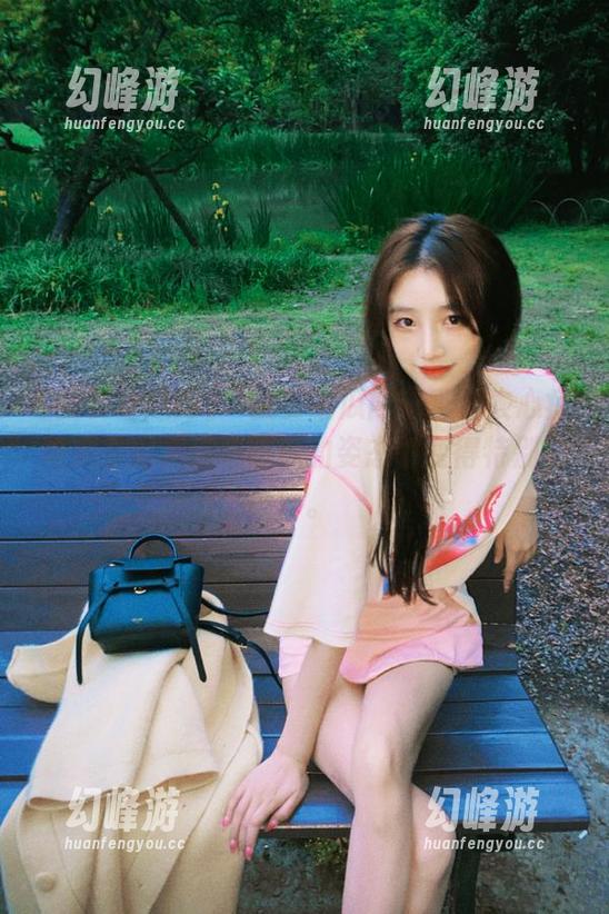 “我要吃瓜网”真是失心疯地观看瓜，连吃吃瓜的姿态都变得特别微妙。
